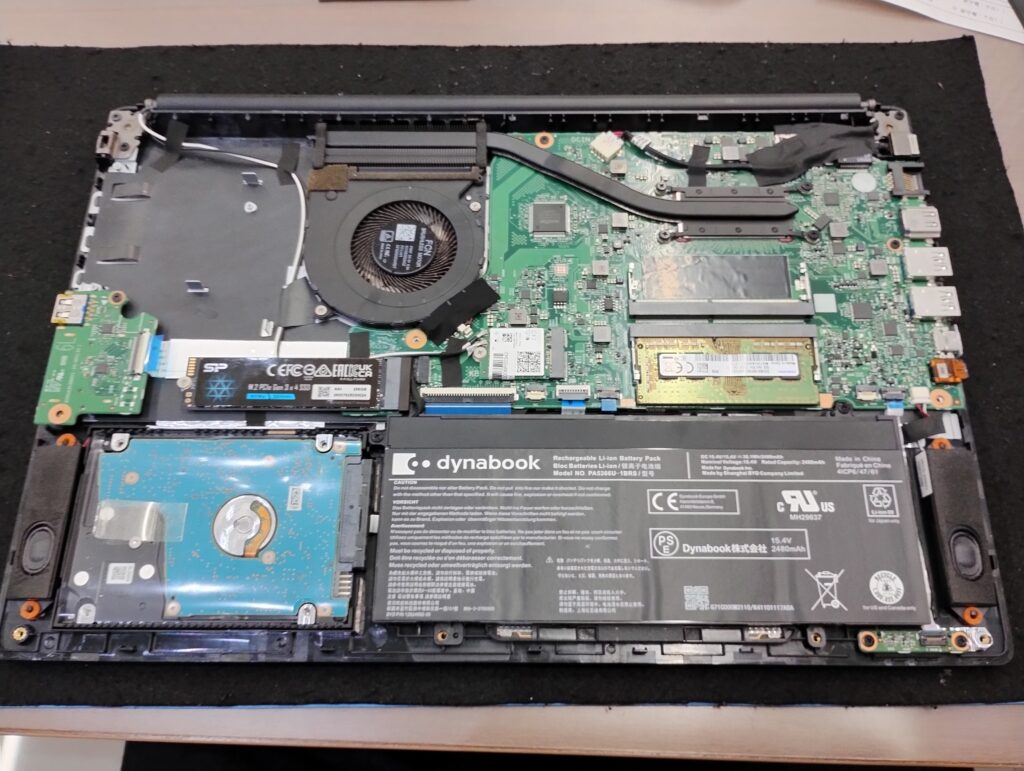 内部清掃、CPUグリス塗り直し、SSD交換完了後の状態