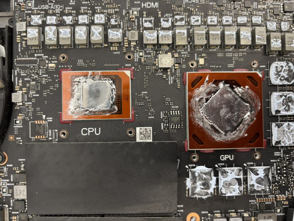 CPUとGPUのチップ中央部が変色しています。