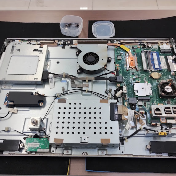 SSD交換および内部清掃・CPUグリス塗り直し後の内部